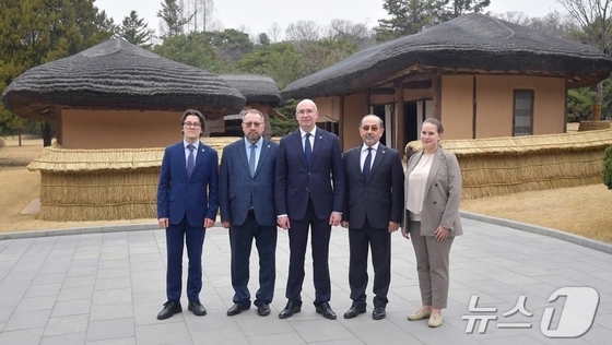 The Rodong Sinmun, the official newspaper of North Korea’s Workers’ Party, reported on Tuesday that a delegation from Russia’s TASS news agency visited Mangyongdae and toured the revolutionary historic site / Rodong Sinmun