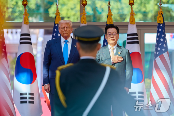 President Lee Jae Myung and U.S. President Donald Trump performing the national anthem at an official welcome ceremony held at the Gyeongju Museum in North Gyeongsang Province last year (President Lee Jae Myung social media) 2025.10.30 / News1