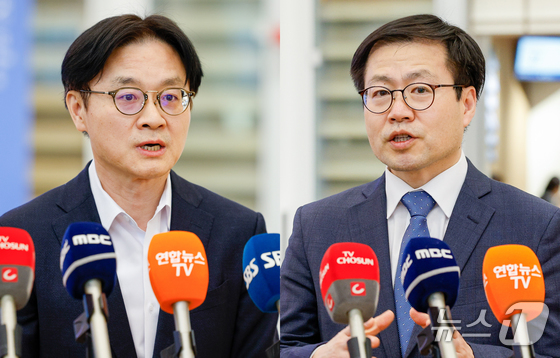 Minister of Trade, Industry and Energy Kim Jeong-gwan (left) and Trade Negotiations Director Yeo Han-gu returned to South Korea separately via Incheon International Airport Terminal 2 on the afternoon of March 8 after concluding consultations on pending trade issues with the U.S., answering questions from reporters 2026.3.8 / News1