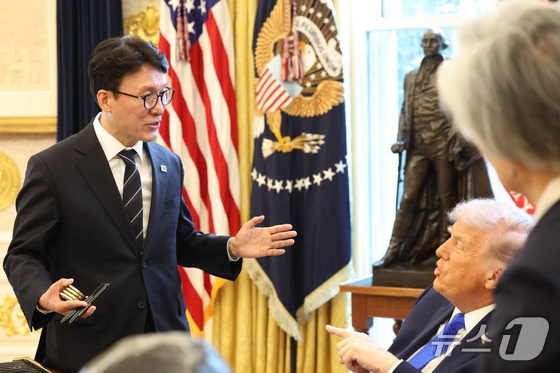 Prime Minister Kim Min-seok is seen talking with U.S. President Donald Trump at the White House in Washington, D.C., on March 13 (Provided by the Prime Minister\'s Office) 2026.3.14 / News1