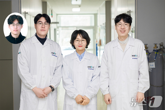 Research team led by Dr. Kang Young-hoon at the Korea Research Institute of Chemical Technology. From left: Postdoctoral Researcher Jung Myung-hoon, Senior Researcher Park Byung-wook, Principal Researcher Han Mi-jeong, and Principal Researcher Kang Young-hoon (Provided by Korea Research Institute of Chemical Technology) / News1
