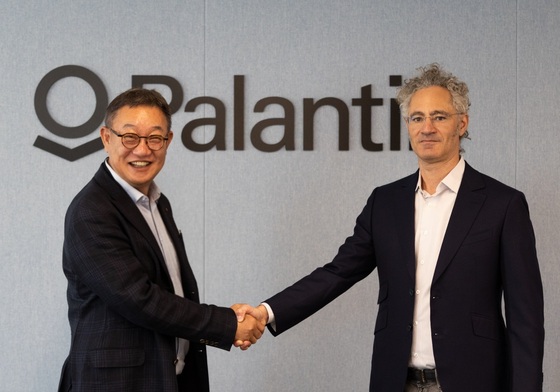 Hyun Shin-gyun, President of LG CNS (left), and Alex Karp, CEO of Palantir, pose for a commemorative photo at the signing ceremony for their strategic partnership agreement / Provided by LG CNS
