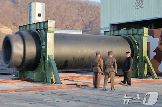 On March 29, Rodong Sinmun, the official newspaper of North Korea’s Workers’ Party, reported that Comrade Kim Jong Un observed a ground-based ejection test of a high-thrust solid-fuel rocket engine using carbon fiber composite materials / Rodong Sinmun