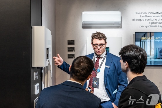 At MCE 2026, held in Milan, Italy, from March 24 to 27, a Samsung Electronics employee is introducing the key features of the award-winning product to attendees. Image of the EHS Cascade Controller / Provided by Samsung Electronics