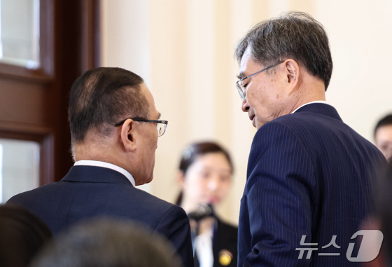 National Security Advisor Wi Sung-lac (left) and Foreign Minister Cho Hyun are conversing during a joint press conference at the Singapore Ministry of Foreign Affairs on Monday 2026.3.2 / News1