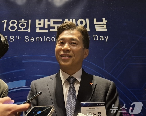 Kwak No-jung, President and CEO of SK Hynix, is answering questions from reporters before attending the 18th Semiconductor Day event held at the Grand InterContinental Seoul Parnas in Gangnam-gu on October 22, 2025 2025.10.22 / News1