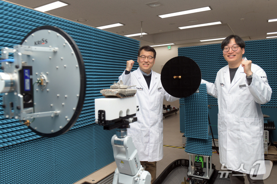 Kwon Jae-yong, Principal Researcher (left), and Lee Sang-soo, Senior Engineer, of the Electromagnetic Measurement Group at the Korea Research Institute of Standards and Science (Provided by the Korea Research Institute of Standards and Science) / News1