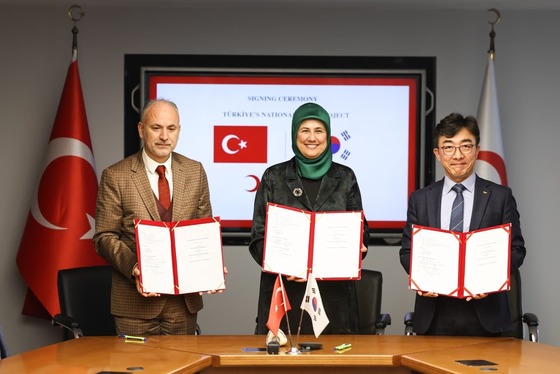 Ilyas Hashmi Kizilay, CEO of Yatrim (from left), Fatma Meric, President of the Turkish Red Crescent Society, and Kim Seung-joo, CEO of SK Plasma, sign a technology transfer agreement and pose for a commemorative photo (Provided by SK Plasma) / News1