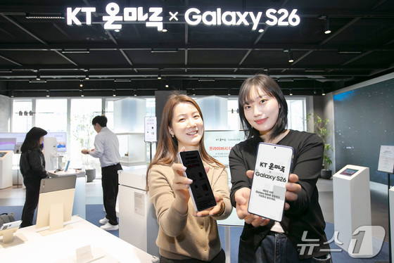 KT announced that it will begin pre-registration for Samsung Electronics\' Galaxy S26 series starting on Friday at all KT stores nationwide and its official online mall, KT.com. The photo shows customers using the KT Onmaru X Galaxy S26 Pop-up on the 2nd floor of the KT Gwanghwamun Building West (Provided by KT) 2026.3.6 / News1