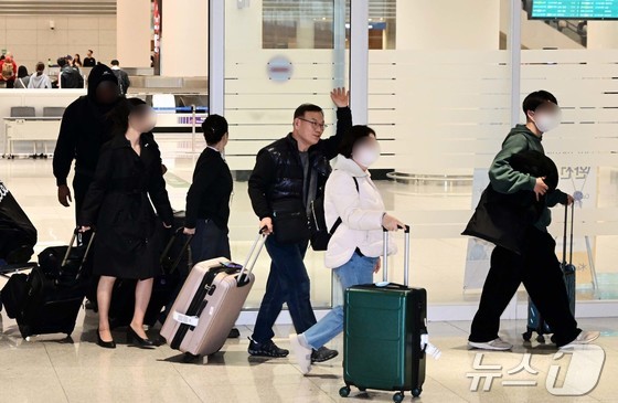 Due to the ongoing disruption of flights at Dubai Airport in the wake of the Middle East crisis, Korean tourists who were staying in the area are returning to Incheon International Airport 2026.3.5 / News1