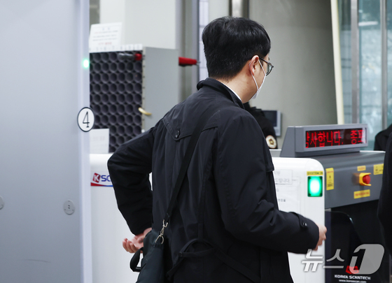 Mr. Oh (right), a 30-something graduate student who sent a drone to North Korea, appeared at the Seoul Central District Court in Seocho-gu, Seoul, on the morning of February 26 for a pre-arrest interrogation / News1