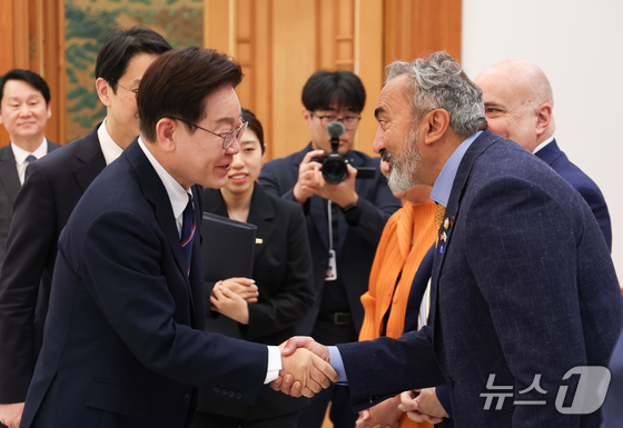 President Lee Jae Myung shakes hands with U.S. Representative Ami Bera at the Blue House on Tuesday 2026.3.31 / News1