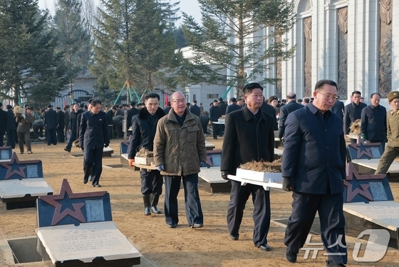 On March 21, Rodong Sinmun, the official newspaper of North Korea’s Workers’ Party, reported that on March 20, officials from the Central Committee of the Workers’ Party of Korea and the Ministry of National Defense planted grass at the Heroes’ Cemetery within the Memorial Hall for Combat Merits in Overseas Military Operations, in the presence of Central Committee secretaries such as Kim Jae-ryong and Ri Il-hwan, as well as senior officials from the Ministry of National Defense / Rodong Sinmun