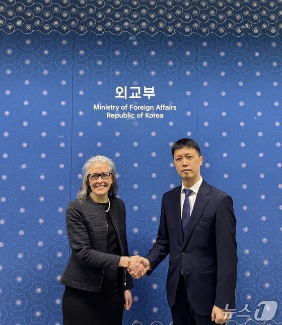 The Ministry of Foreign Affairs announced that it held the first Korea-Canada Cyber Policy Consultations at the Ministry of Foreign Affairs building in Seoul on Tuesday. Ambassador Yoon Jong-kwon, Director-General for International Cyber Cooperation at the Ministry of Foreign Affairs, served as the lead representative for the Republic of Korea, while Gillian Frost, Director General for Cyber, Critical Technologies and Democratic Resilience at Global Affairs Canada, served as the lead representative for Canada / Provided by Ministry of Foreign Affairs