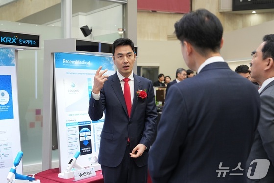 Kim Geon-ho, co-CEO of RecensMedical, introduces products developed using rapid precision cooling technology. / Courtesy of UNIST
