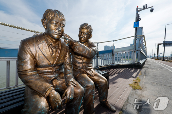 A surveillance camera is installed above the “Just Once More” statue on Mapo Bridge in Asia on Sept. 25, 2025. / Courtesy of News1