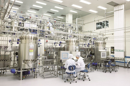 Employees are producing biosimilars at Celltrion\'s Plant 1 (Provided by Celltrion) / News1