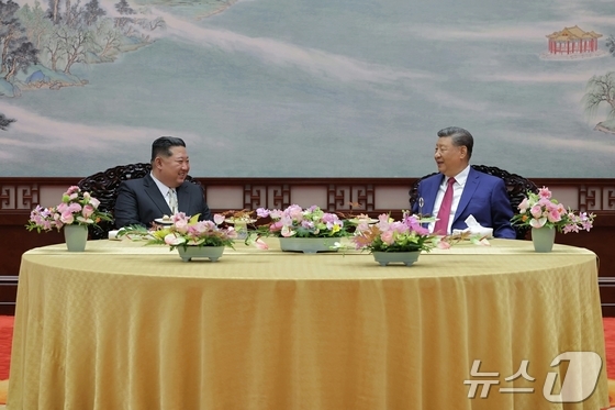The Rodong Sinmun, the official newspaper of North Korea\'s Workers\' Party, shows General Secretary Kim Jong Un holding talks with President Xi Jinping at the Great Hall of the People in Beijing last September on the occasion of Victory Day / Rodong Sinmun