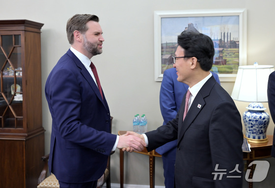 Prime Minister Kim Min-seok shakes hands with U.S. Vice President JD Vance during a meeting at the White House in Washington, D.C., on March 12 (Provided by the Embassy of the Republic of Korea in the U.S.) 2026.3.13 / News1