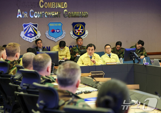 Defense Minister Ahn Kyu-back visited the Combined Air Component Command on Wednesday while the Freedom Shield (FS) exercise was underway, inspecting the combined defense posture and receiving a report on the exercise situation (Provided by Ministry of National Defense) 2026.3.11 / News1