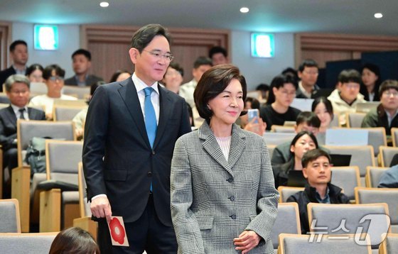 Samsung Electronics Chairman Lee Jae-yong and Hong Ra-hee, former director of the Leeum Museum of Art, are attending the event titled Lee Kun-hee’s Project to Overcome Childhood Cancer and Rare Diseases: Opening Hope Together, Opening the Future, held on October 21, 2024, at Seoul National University Children’s Hospital in Jongno-gu, Seoul. The initiative to overcome childhood cancer and rare diseases, launched as part of the legacy of the late Lee Kun-hee, former chairman of Samsung, marks its fourth year this year. Through this initiative, the number of patients diagnosed with childhood cancer or rare diseases has reached 10,000 (Provided by Seoul National University Hospital) 2024.10.21 / News1