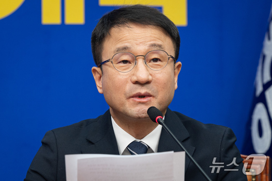 Han Byeong-do, floor leader of the Democratic Party of Korea, delivers an opening statement at the Supreme Council meeting held at the National Assembly in Yeouido, Seoul, on Wednesday 2026.3.4 / News1
