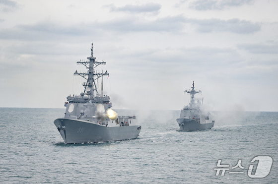 The Navy\'s King Sejong the Great (left) and Dae Jo-yeong ships are conducting anti-ship firing exercises (Provided by South Korean Navy) 2025.2.27 / News1