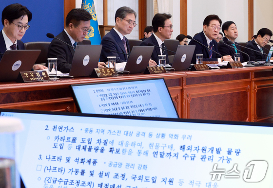 President Lee Jae Myung speaks during a Cabinet meeting at the Blue House in Asia, March 31 / Courtesy of Yonhap News Agency and News1