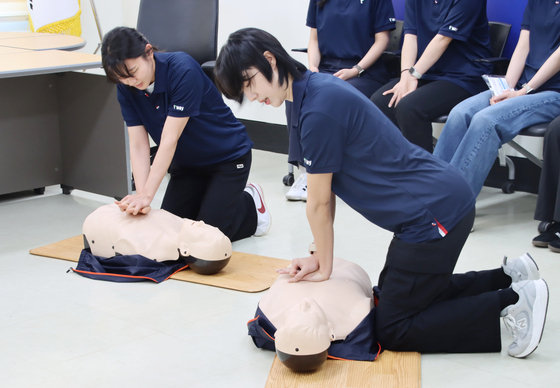T\'way Air flight attendants are conducting training on emergency first aid and rescue procedures at the Chungcheong and Gangwon 119 Special Rescue Teams, which are part of the 119 Rescue Headquarters / Provided by T\'way Air