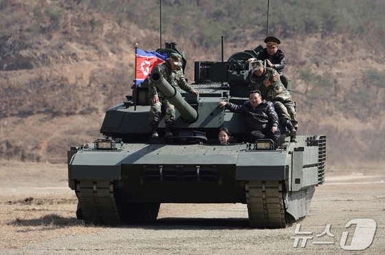 On March 20, Rodong Sinmun, the official newspaper of North Korea’s Workers’ Party, reported that Party General Secretary Kim Jong Un visited the Pyongyang 60th Training Base, which is directly under the command of the People’s Army Capital Defense Corps, on March 19 and test-drove a new tank alongside his daughter Ju-ae / Rodong Sinmun