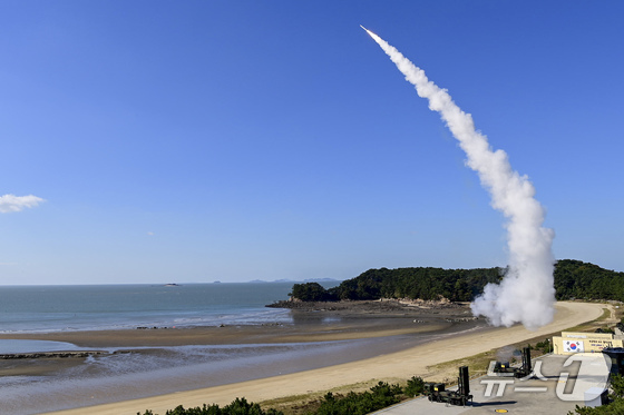 A Cheongung-II surface-to-air missile is being fired at a simulated target during a live-fire missile interception drill held in the West Sea on November 6, last year (Provided by the Republic of Korea Joint Chiefs of Staff) 2024.11.6 / News1