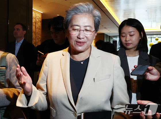 Lisa Su, CEO of AMD, is answering questions from the press as she leaves a breakfast meeting with Kim Seong-hoon, CEO of Upstage, at a hotel in Seoul on Thursday morning 2026.3.19 / News1