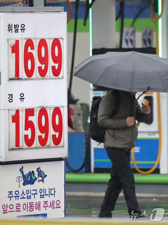 On Tuesday, gasoline and diesel prices are displayed at a gas station in Seoul 2026.3.2 / News1