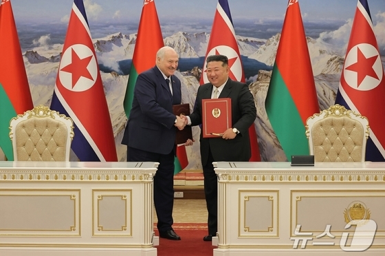 On March 27, Rodong Sinmun, the official newspaper of North Korea’s Workers’ Party, reported that Comrade Kim Jong Un held talks on March 26 with Comrade Alexander Lukashenko, President of the Republic of Belarus, who is currently on an official visit to the country. The report stated that the two leaders signed a Treaty on Friendship and Cooperation and also concluded agreements on cooperation in various fields, including diplomacy, public information, agriculture, education, and health / Rodong Sinmun