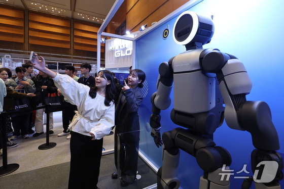 At the 2026 Smart Factory & Automation Industry Exhibition (AW 2026) held at COEX in Gangnam-gu, Seoul on Wednesday, a visitor takes a selfie with the Atlas mass-production model. This marks the first time Atlas, first unveiled at CES 2026, is being publicly displayed to the general public in Korea 2026.3.4 / News1