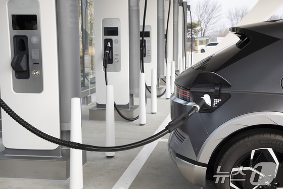 Hyundai Motor Group said on Dec. 18 it will significantly expand its Plug & Charge (PnC) charging network starting next year to enhance convenience for electric vehicle customers. The photo shows a Hyundai Ioniq 5 charging at a PnC-enabled station. / Courtesy of Hyundai Motor and Kia