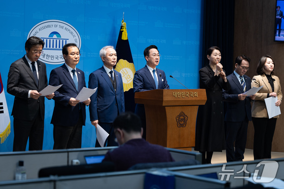 Park Sung-jun, Vice Chairman of the Democratic Party of Korea\'s National Assembly Investigation Committee for the Truth and Prosecution Cancellation of the Yoon Suk Yeol Administration\'s Fabricated Indictment, along with other committee members, held a press conference on the committee\'s current issues at the National Assembly Communication Center in Yeouido, Seoul, on Wednesday. From left: Lee Yong-woo, Lee Gun-tae, Yang Bu-nam, Vice Chairman Park, Park Sun-won, and Lee Ju-hee 2026.3.4 / News1
