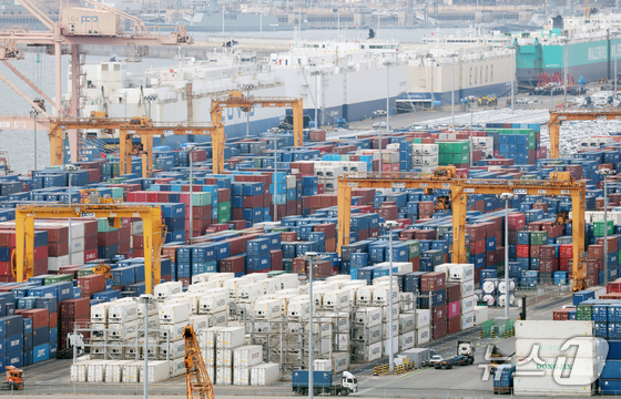 A view of export containers stacked at Pyeongtaek Port in Poseung-eup, Pyeongtaek, Gyeonggi Province 2026.2.23 / News1