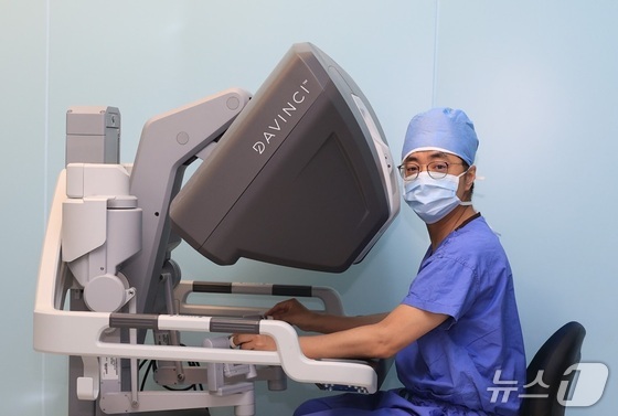 Professor Yoo Jae-min of the Breast Surgery Department at Samsung Seoul Hospital is performing surgery using the Da Vinci robot (Provided by Samsung Seoul Hospital)