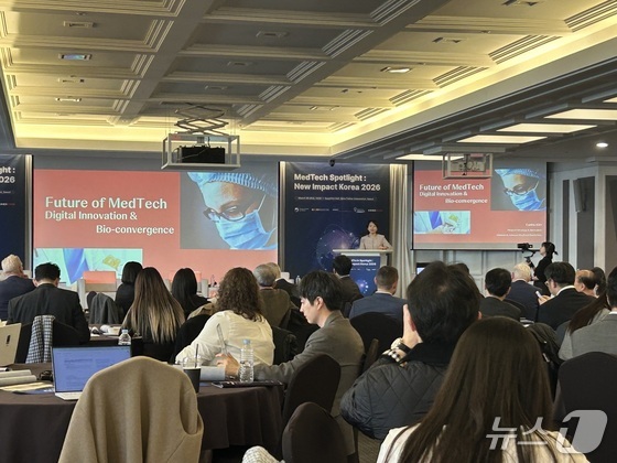Kim Eun-ha, Head of Strategy and Innovation for North Asia at Johnson & Johnson MedTech, delivers a presentation at the MedTech Spotlight: New Impact Korea 2026 event held on March 20 at the Sonofelice Convention Center in Gangnam-gu, Seoul 2026.3.20 / News1