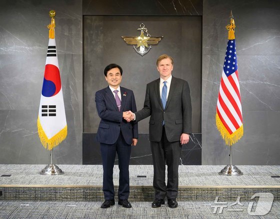 Minister of National Defense Ahn Kyu-back and Elbridge Colby, U.S. Deputy Secretary of Defense for Policy 2026.1.26 (Provided by Ministry of National Defense) / News1