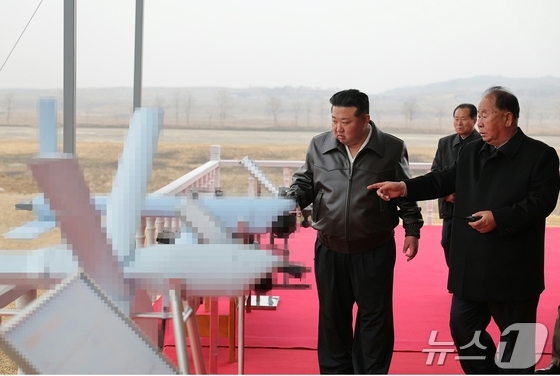 Kim Jong Un, General Secretary of North Korea\'s Workers\' Party, inspecting a domestically developed drone / Rodong Sinmun