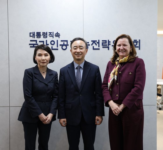 From left) Choi Ji-hee, CEO of Cisco Korea; Lim Moon-young, standing vice chair of the National AI Strategy Committee; and Pastor Valero, senior vice president at Cisco. / Courtesy of National AI Strategy Committee