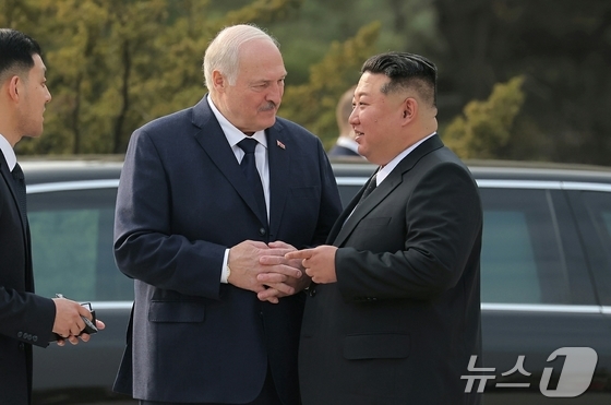 On Thursday, Rodong Sinmun, the official newspaper of North Korea’s Workers’ Party, reported that Comrade Alexander Lukashenko, President of the Republic of Belarus, who is on an official visit to our country, laid a wreath at the Tower of Liberation on Wednesday / Rodong Sinmun