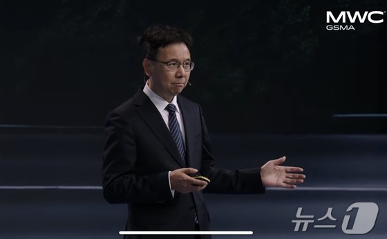 Yang Chaobin, Senior Vice President of Huawei Technologies and CEO of the ICT Business Group, delivers a speech at the Mobile World Congress (MWC26) in Barcelona, Spain, on Tuesday 2026.03.03 (Provided by GSMA) / News1