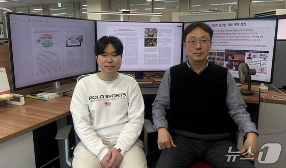 UST–ETRI doctoral student Kim Hyung-min (left) and professor Kim Do-hyung / Courtesy of UST