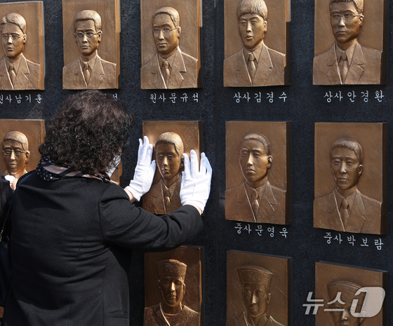 Family members of the 46 crew members of the Cheonan touch the memorial monument during the 16th Anniversary Memorial Service for the 46 Heroes of the Cheonan held on Thursday at the Navy\'s 2nd Fleet Command in Pyeongtaek, Gyeonggi Province 2026.3.26 / News1