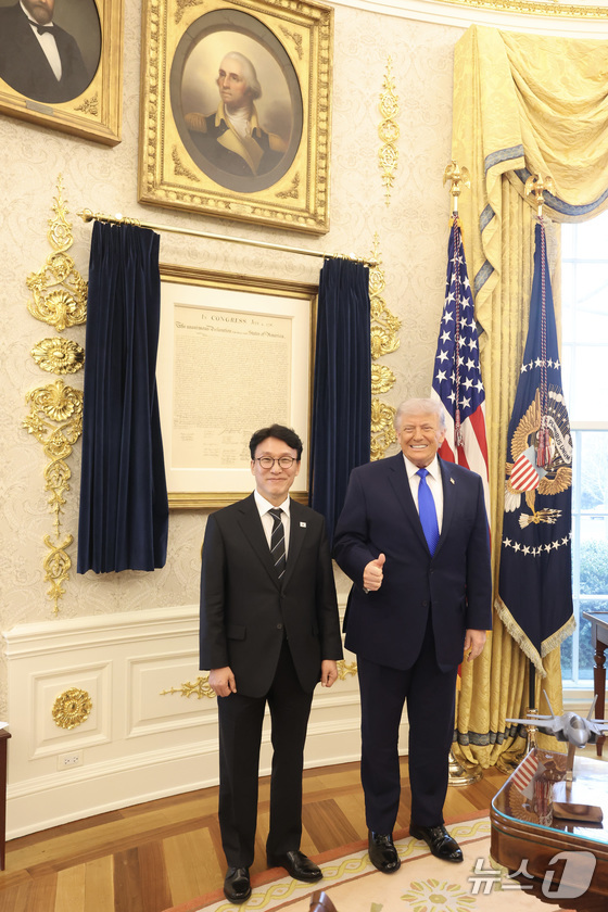 Prime Minister Kim Min-seok poses for a commemorative photo with U.S. President Donald Trump at the White House in Washington, D.C., on March 13 (Provided by the Prime Minister\'s Office) 2026.3.14 / News1