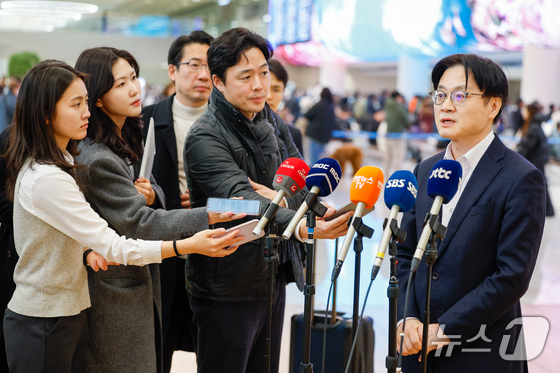 Minister of Trade, Industry and Energy Kim Jeong-gwan returned to South Korea via Incheon International Airport Terminal 2 on the afternoon of March 8 after concluding consultations on pending trade issues with the U.S., and is answering questions from reporters 2026.3.8 / News1
