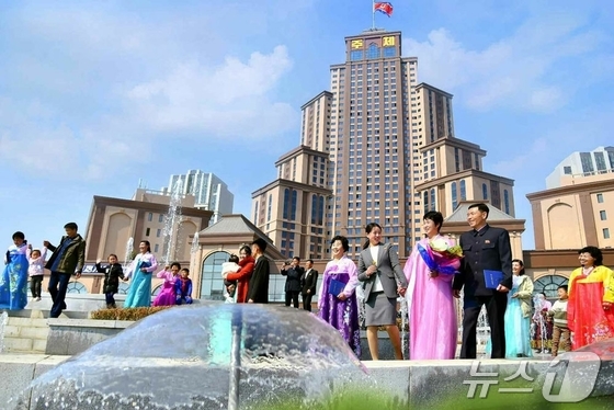 On Monday, Rodong Sinmun, the official newspaper of North Korea’s Workers’ Party, reported that Saebyeol Street—the pride of the capital, Pyongyang—is welcoming new residents day after day as they move into their new homes, embraced by the warm blessings of the people across the nation / Rodong Sinmun